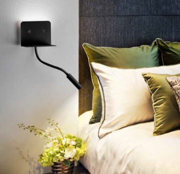 Immagine di Applique Comodino Nera Mensola con Faretto e Presa USB Level Perenz