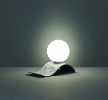 Immagine di Lumetto Moderno Base Onda Grigio Antico e Sfera Vetro Bianco Lara Trio Lighting