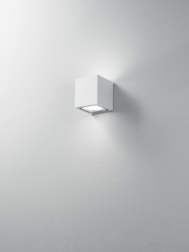 Immagine di Applique Da Esterno Cubo Bianco Led Gx53 Biemissione Totem IP54 Perenz