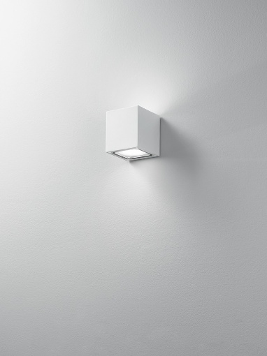 Immagine di Applique Da Esterno Cubo Bianco Led Gx53 Biemissione Totem IP54 Perenz