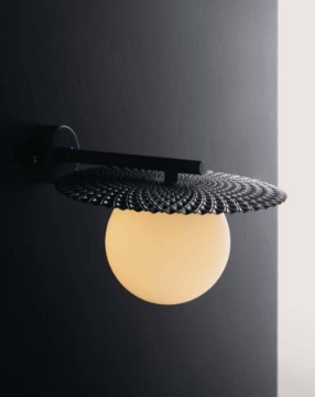 Immagine di Applique Design Metallo Nero Sfera Bianca Chaplin Fan Europe