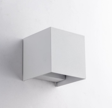 Immagine di Applique Led Cubo 10 cm Bianco Da Esterno Luce Biemissione Alette Orientabili