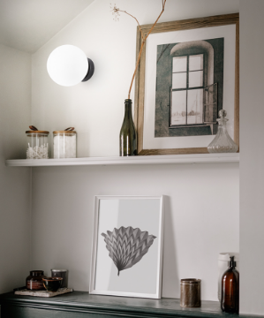 Immagine di Applique Plafoniera Base Nera e Paralume Sfera Vetro Bianco 1xE14 Maga Perenz 8072 N