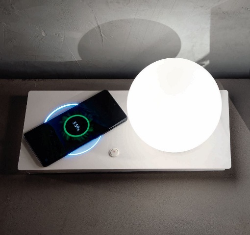 Immagine di Lampada Sfera Bianca Con Base Ricarica Wireless Madame Bianco Ondaluce