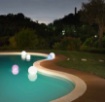 Immagine di Lampada Galleggiante Sfera 30 cm Led RGBW Ricarica Solare IP65 Con Telecomando