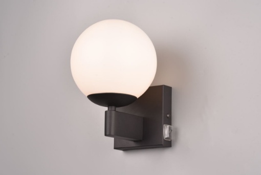 Immagine di Applique Da Esterno o Bagno Kula Sfera Vetro Bianco IP44 Trio Lighting