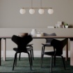 Immagine di Lampadario 4 Luci Binario Con Sfere Vetro Bianco Bowling Oro Smarter Lighting