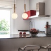 Immagine di Lampada Pendente Ottone Sfera Bianca Per Comodino Camera Da Letto Haiku Smarter