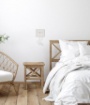 Immagine di Applique Comodino Mensola Bianca Con Faretto Led e Porte USB Calma ACB