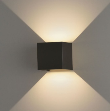 Immagine di Applique Cubo Kendo Nero Doppia Emissione Led 10x10 cm IP54 ACB