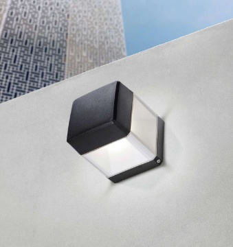 Immagine di Applique Quadrata Nera Da Esterno IP66 Lodi Top Light Con Lampadina Led Gx53 Inclusa