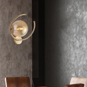 Immagine di Applique Arco Dorato Con Sfera Di Vetro Ambra Ring Leo Lux