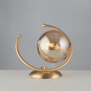 Immagine di Lampada Da Comodino Arco Dorato Con Sfera Di Vetro Ambra Ring Leo Lux