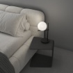 Immagine di Lampada Da Comodino Nera Moderna Con Sfera Bianca Holly Top Light