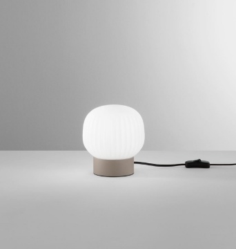Immagine di Lumetto Da Comodino Eris Sabbia Con Vetro Bianco Rigato Fan Europe