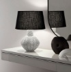 Immagine di Lampada Aztec Ceramica Decorata Bianca Con Paralume Nero Fan Europe