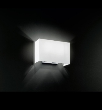 Immagine di Applique Squadrata Cromo Paralume Bianco Hotel Perenz