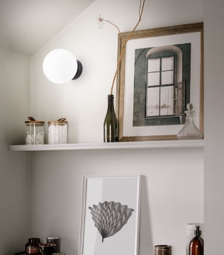 Immagine di Applique Moderna Nera Con Sfera Vetro Bianco 10cm Maga Perenz 8070 N