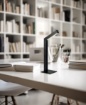 Immagine di Lampada Da Scrivania Wireless Legno Scuro Led Dimmer 3000k Skip Trio