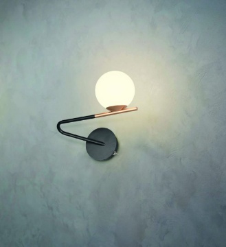 Immagine di Applique Moderna Nero Oro Con Sfera Vetro Bianco Flaming Trio