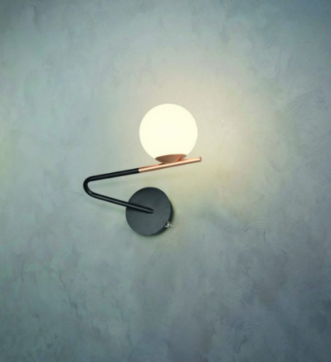 Immagine di Applique Moderna Nero Oro Con Sfera Vetro Bianco Flaming Trio