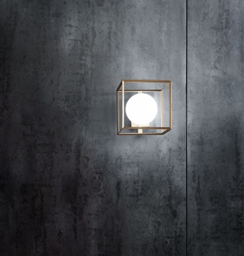 Immagine di Applique Camera da Letto Cubo Metallo Oro Sfera Vetro Cube Perenz