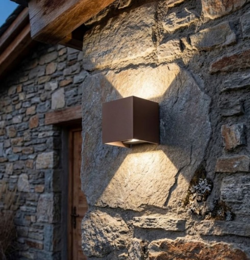 Immagine di Applique Cubo Corten Led 10w CCT Fascio Luce Regolabile IP54 Alfa Intec Light