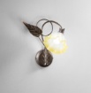 Immagine di Applique Classica Decoro Foglia Marrone Con Vetro Bianco Ambra Tristano Fan Europe